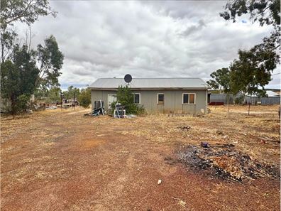 32 Commercial Road, Wongan Hills WA 6603