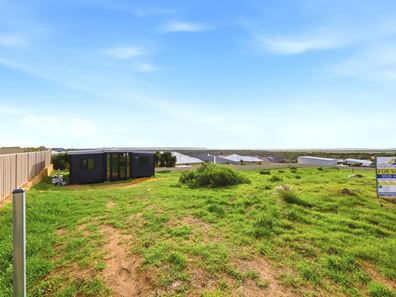 16 Shamrock Street, Wandina WA 6530