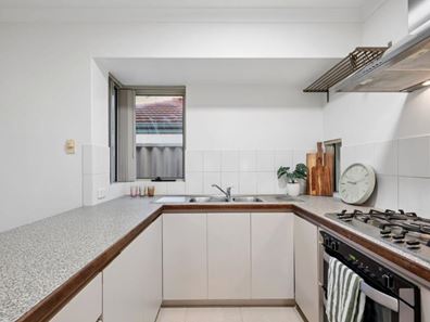2/15 Pitt Street, St James WA 6102