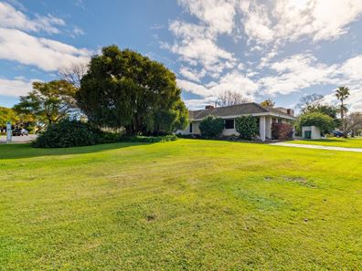 12 Unwin Crescent, Salter Point WA 6152