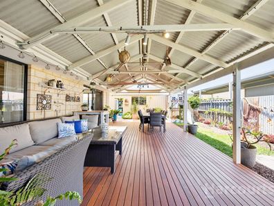 2 Senecio Way, Halls Head WA 6210