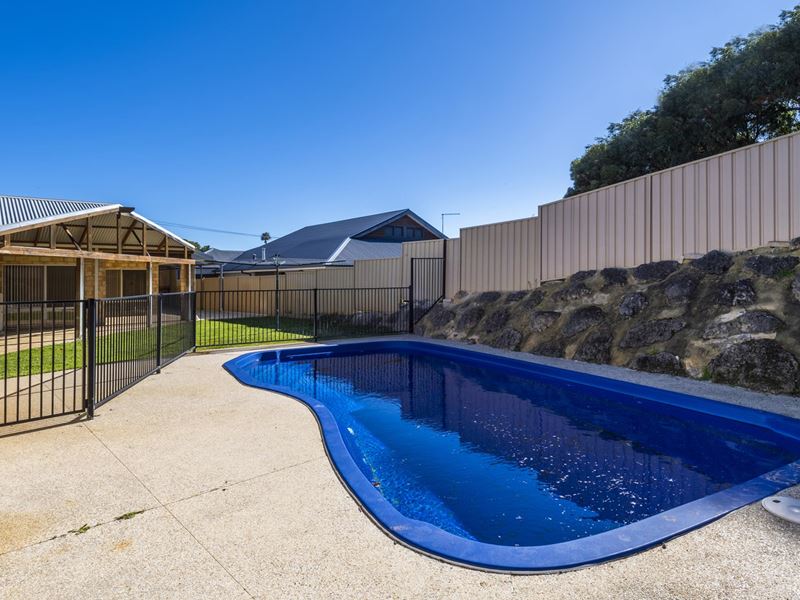 10 Mileura Street, Golden Bay