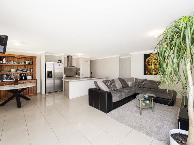 58 Highcliffe Circle, Lakelands
