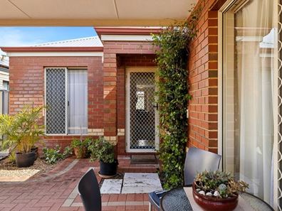 8/4 Moreton Crescent, Warnbro WA 6169