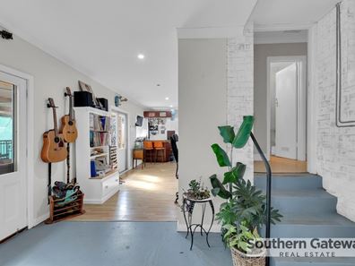 23 Sulphur Road, Orelia WA 6167