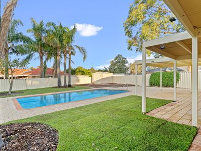 4 Balmoral Parade, Halls Head WA 6210