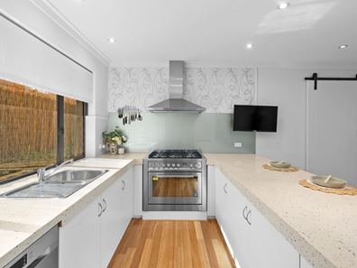 1 Monash Court, Halls Head WA 6210