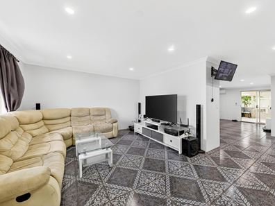 35 Ullinger Loop, Marangaroo WA 6064