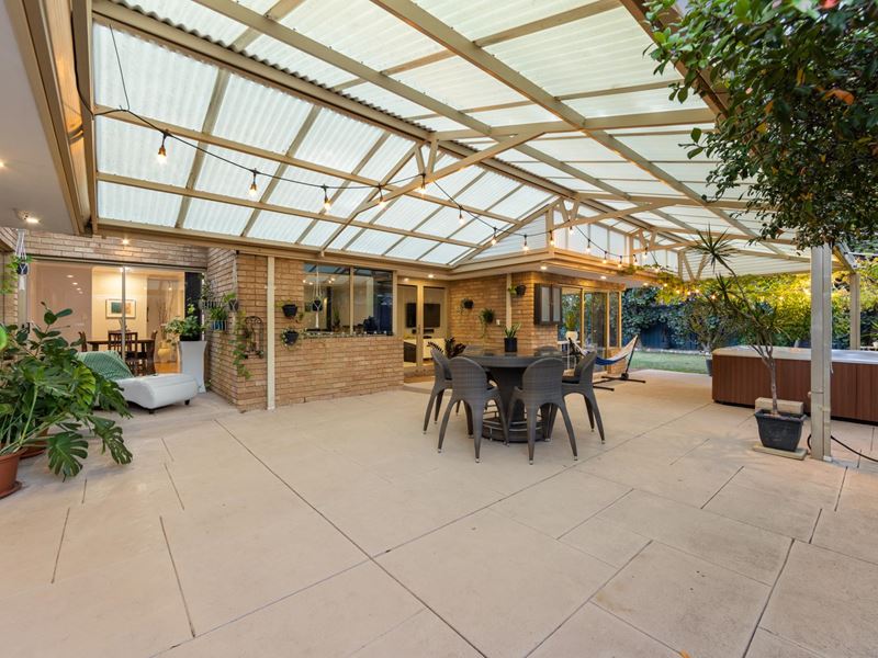 14 Calleen Court, Wilson WA 6107
