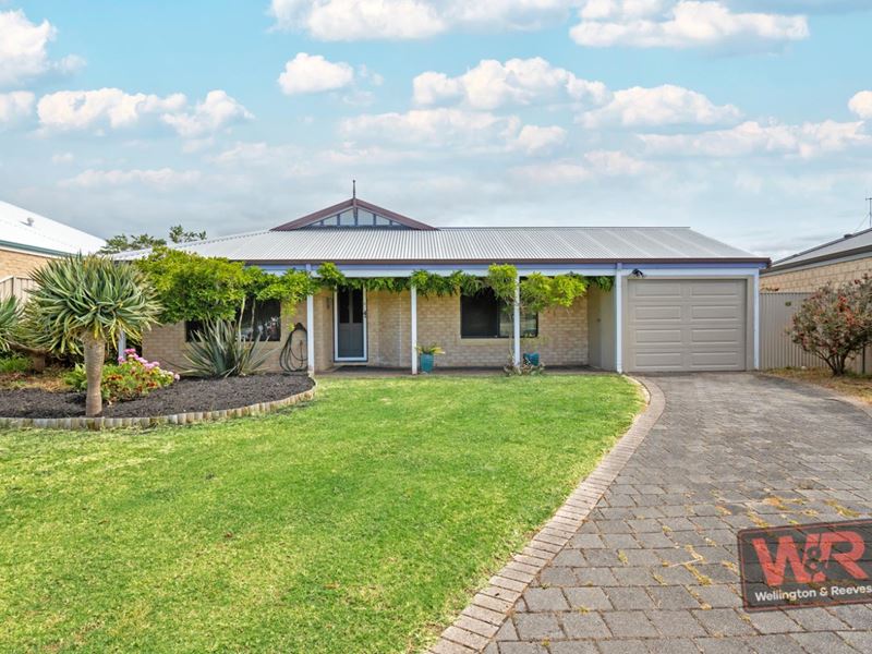 32 Lakeside Drive, Mckail