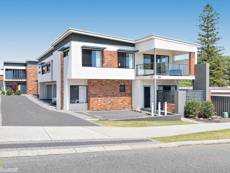 2/4 Kennerly Street, Cloverdale WA 6105