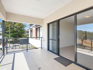 2/4 Kennerly Street, Cloverdale WA 6105