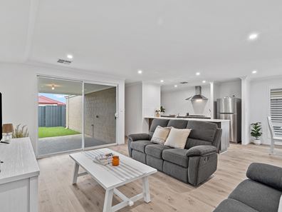 9 Moonee Street, Lakelands WA 6180