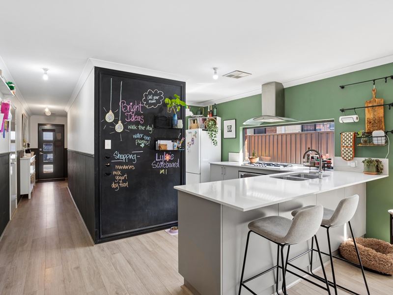 4 Simcoe Way, Caversham