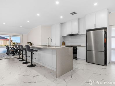 15 Sheffield Bend, Success WA 6164