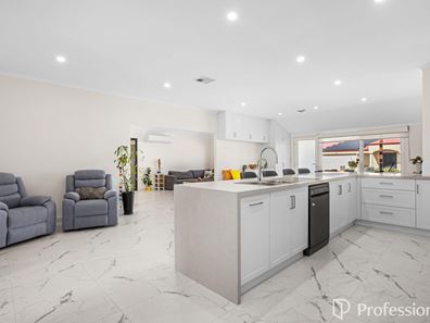 15 Sheffield Bend, Success WA 6164