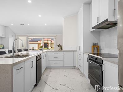 15 Sheffield Bend, Success WA 6164