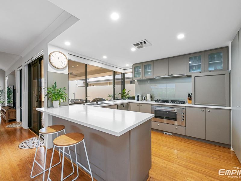 24 Leschenault Boulevard, Lake Coogee