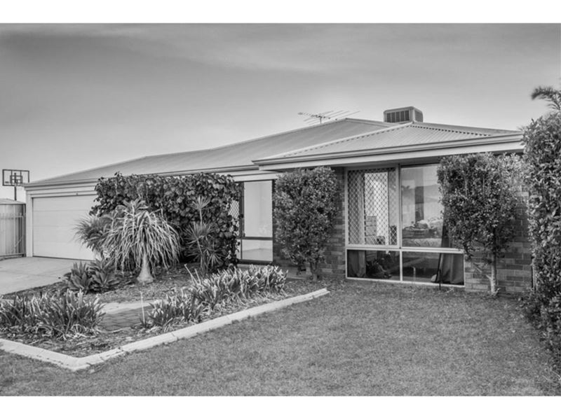 1 Oakfield Gardens, Parmelia WA 6167