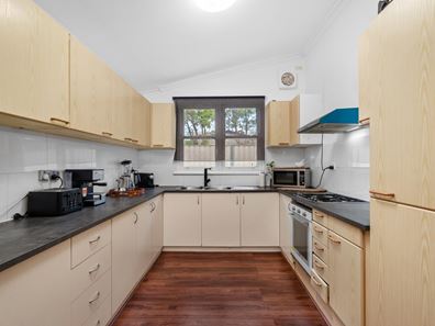 15 Seventh Road, Armadale WA 6112