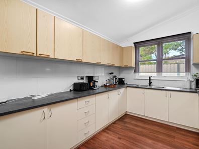 15 Seventh Road, Armadale WA 6112