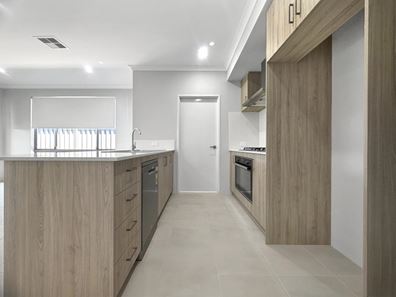 16 Brumlow Way, Lakelands WA 6180