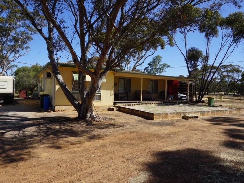 67 Clarke Street, Moora WA 6510