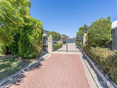 8 Pineview Place, Landsdale WA 6065