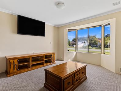 9 Golf Place, Cooloongup WA 6168
