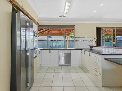 9 Golf Place, Cooloongup WA 6168