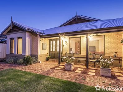 33 Gillings Parade, Wattle Grove WA 6107