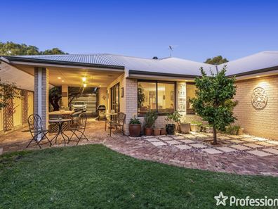 33 Gillings Parade, Wattle Grove WA 6107
