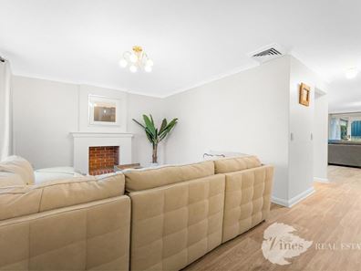 14 Lakefront Circle, The Vines WA 6069