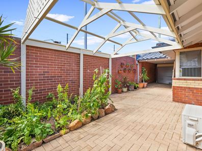 5/2 Corander Gardens, Carine WA 6020