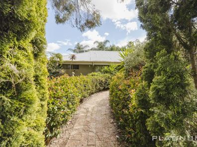 33 Wildflower Drive, Carramar WA 6031