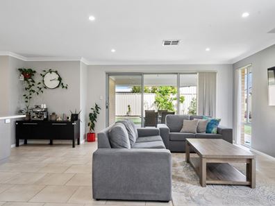11 Lecania Street, Seville Grove WA 6112