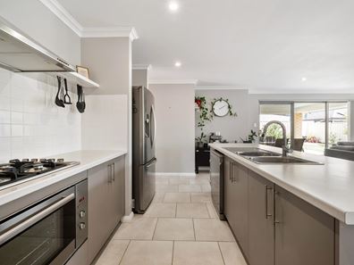 11 Lecania Street, Seville Grove WA 6112