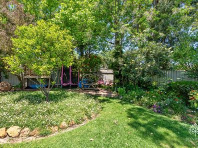 1 Nicholson Crescent, Lesmurdie WA 6076