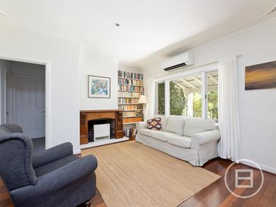 35 Redwood Crescent, Melville WA 6156