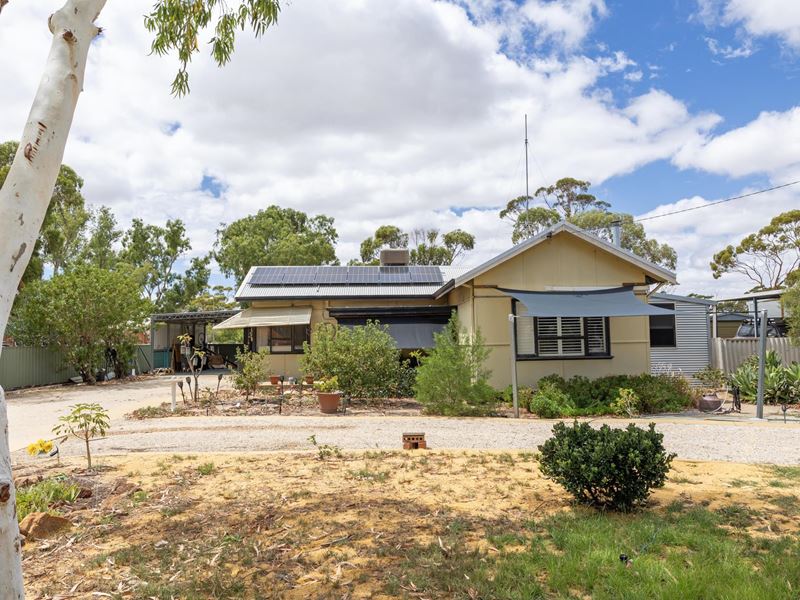 25 Roberts St, Moora WA 6510