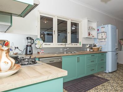 25 Roberts St, Moora WA 6510