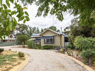 25 Roberts St, Moora WA 6510