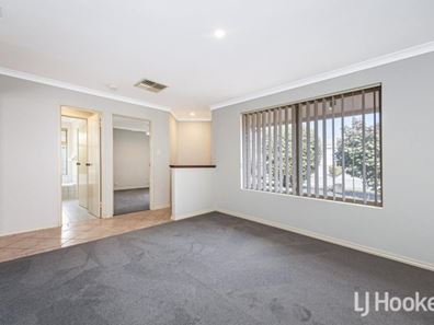 24 Paradise Circuit, Halls Head WA 6210