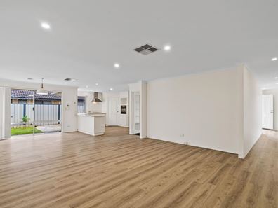 38 Pineknoll Gardens, Meadow Springs WA 6210