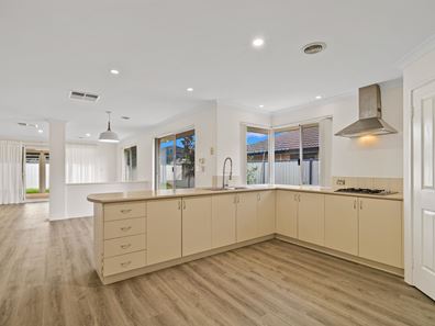 38 Pineknoll Gardens, Meadow Springs WA 6210