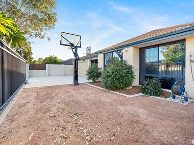 126 Seville Drive, Seville Grove WA 6112
