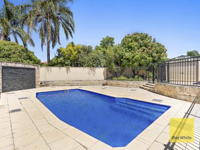 4 Lakesend Road, Thornlie WA 6108