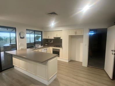 8 Coomer Elbow, South Guildford WA 6055