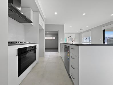 5 Magnolia Way, Lakelands WA 6180