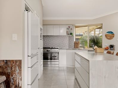 5 Flag Court, Cooloongup WA 6168